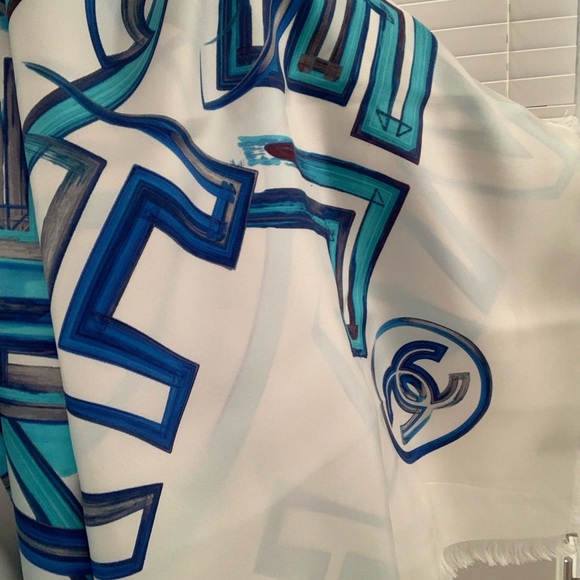 Authentic Chanel Silk Scarf, beautiful design and beautiful colours - Picture 12 of 13